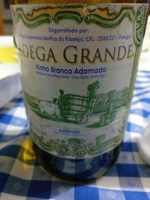 Vinho branco adamado