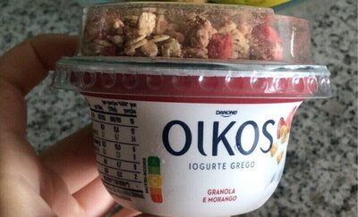 Iogurte grego com granola e morango